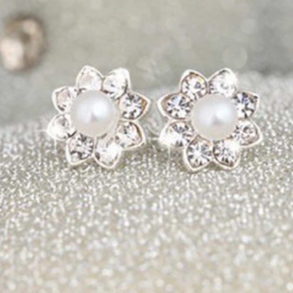 ๐๐๐ฒFIRM๐โBUNDLEโ๐4 DISCOUNT!๐๐PEARLY FLOWER - Picture 1 of 8